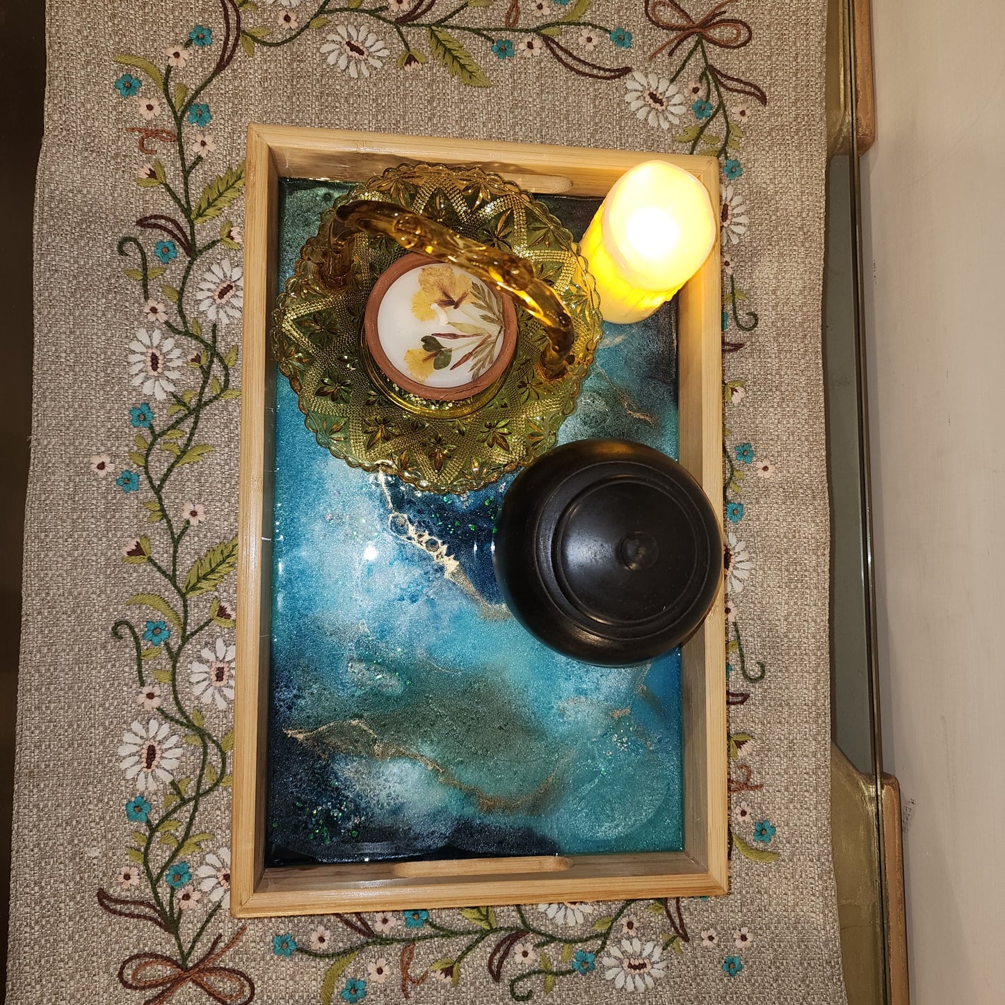 Table decoration tray with floral theme